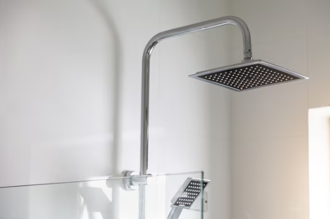 Chuveiro elétrico ou a gás: qual é mais econômico?