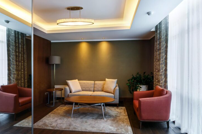 Como a luminária de teto influencia no aconchego da sala?